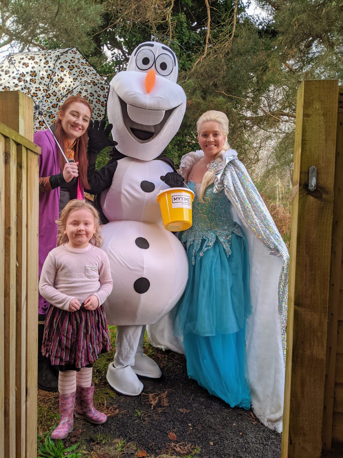 Frozen characters bring festive joy to youngsters across Dorset and raise funds for MYTIME Young Carers’ Charity!